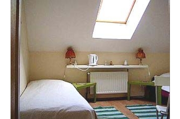 Poland Privát Maróz, Exterior